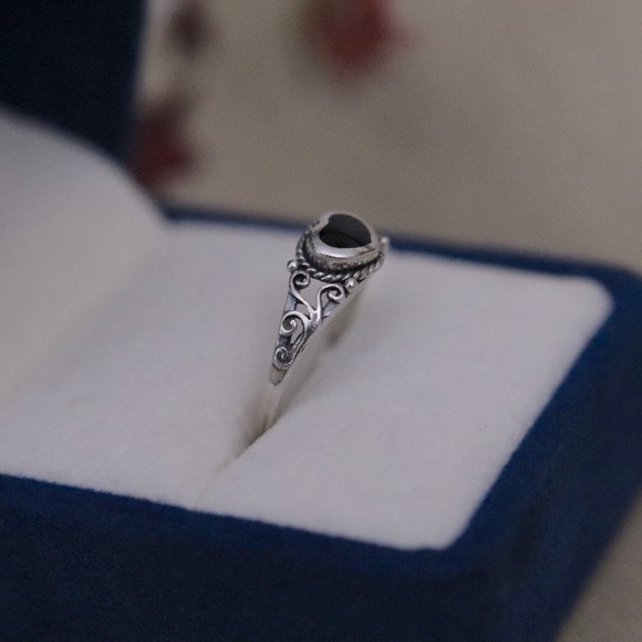 Sterling Silver Filigree with Black Heart Shaped Onyx Ring - Size 6.75 - Picture 4 of 9
